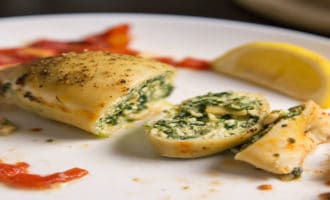 подача фаршированного кальмара