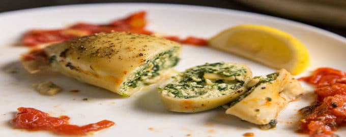 подача фаршированного кальмара