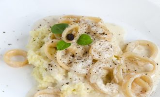 кальмары в белом соусе