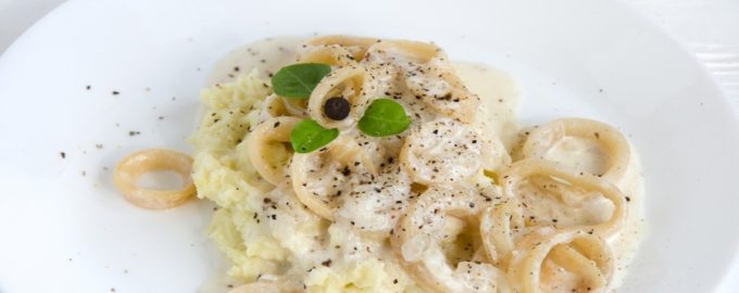 кальмары в белом соусе