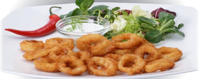 подача колец кальмара к столу