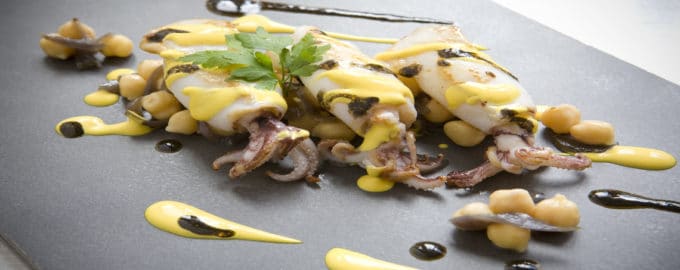 подача блюда с каракатицей