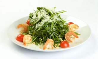 салат из рукколы и креветок