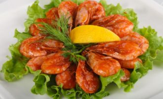 креветки с лимоном и салатом