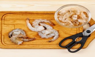 как почистить сырую креветку