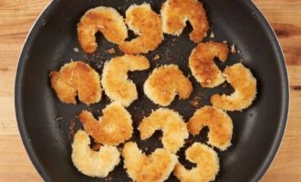 жарка креветок на сковороде