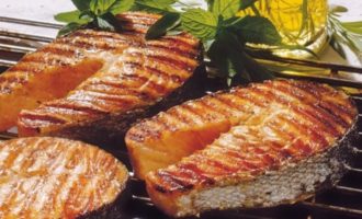 стейк семги на сковороде гриль