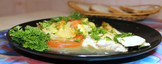 вариант подачи запеченной рыбы минтай