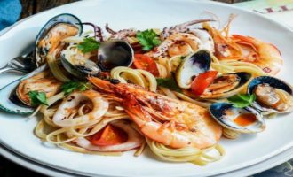 морепродукты со спагетти по-итальянски
