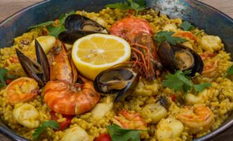 Паэлья с морепродуктами и овощами