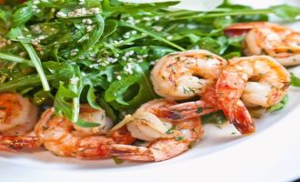 салат с чукой и креветками