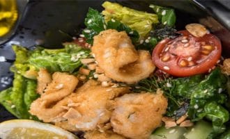 салат с добавлением кальмара