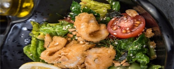 салат с добавлением кальмара