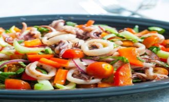 подача салата с кальмарами