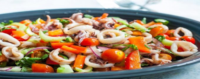 подача салата с кальмарами