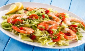 салат на блюде