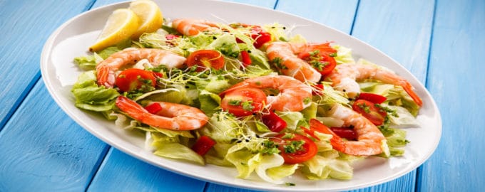 салат на блюде