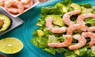 салат с зеленью и креветками