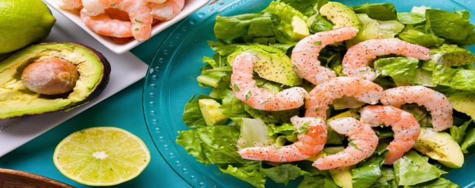 салат с зеленью и креветками