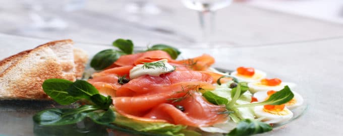 подача салатов из семги к столу