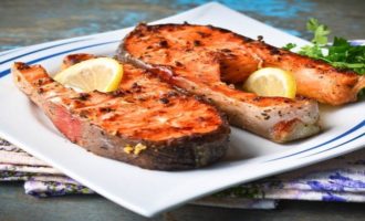 подача жаренных стейков семги