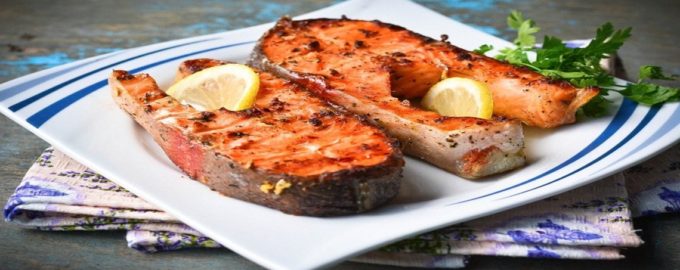 подача жаренных стейков семги