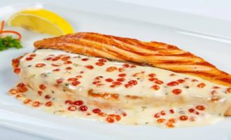 семга в сливочном соусе с икрой
