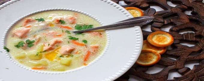 подача сырного супа с семгой