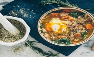 подача супа с морепродуктами к столу