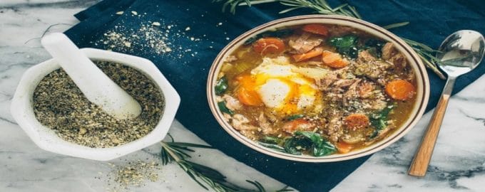 подача супа с морепродуктами к столу