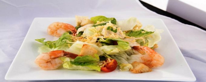 подача салата цезарь