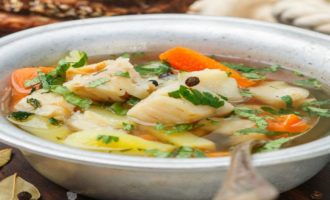 уха с кусочками белой рыбы