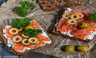 бутерброды с соленой горбушей