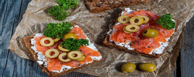 бутерброды с соленой горбушей