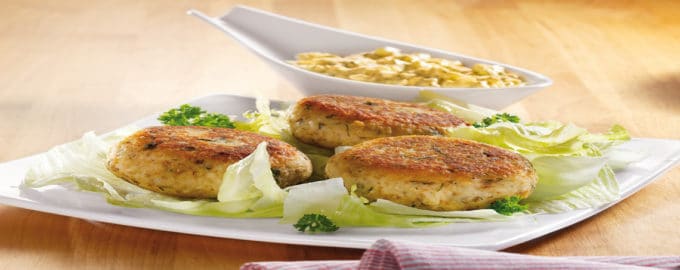 подача рыбных котлет с соусрм