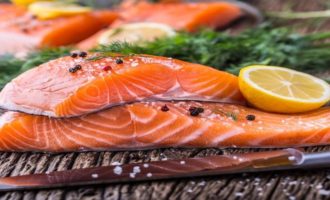 красная рыба в нарезке