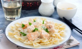 порция пасты с рыбой