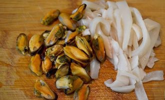 мидии и кальмар