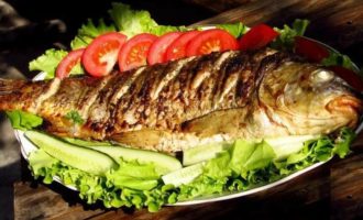 карп с томатами на салатных листьях