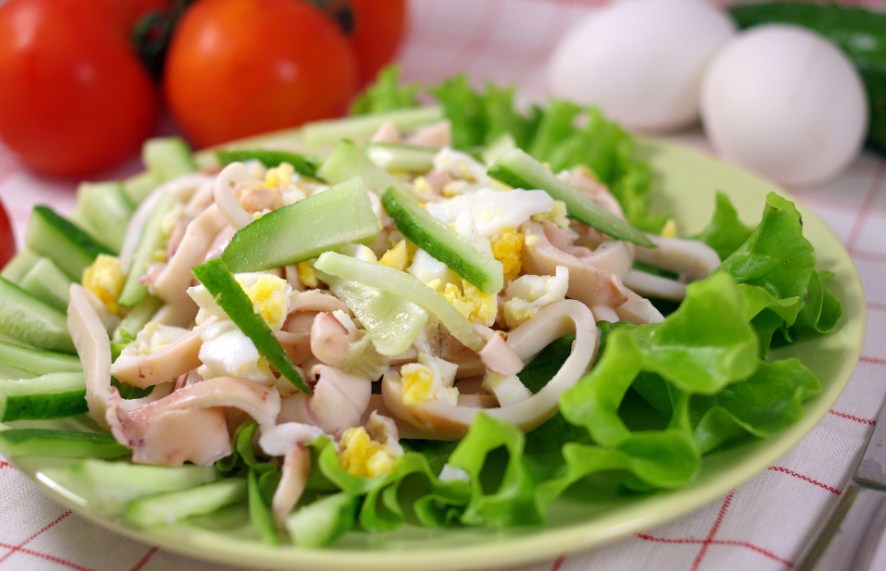 салат с кальмарами