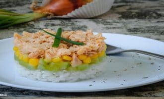 вкусный салат с горбушей и кукурузой