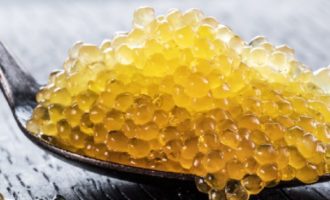 порция икры в ложке