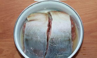 стейки рыбы кижуч