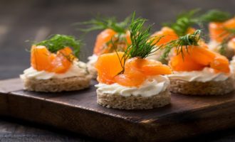 бутерброды с рыбой и сыром