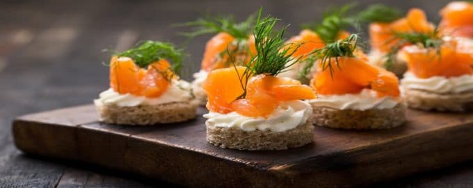 бутерброды с рыбой и сыром