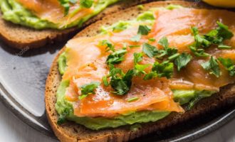 хлеб с авокадо и икрой