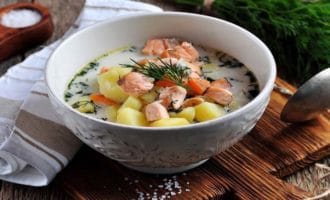 наваристая уха с мясом горбуши