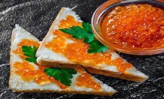 икра на бутербродах с зеленью