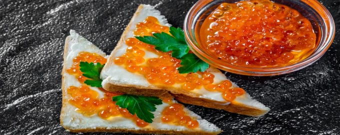 икра на бутербродах с зеленью