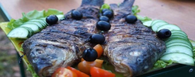 карп с ягодами